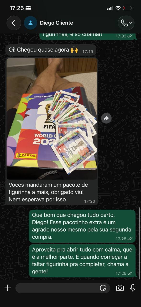Print de WhatsApp do Diego mostrando álbum Panini e leque de envelopes da Copa 26