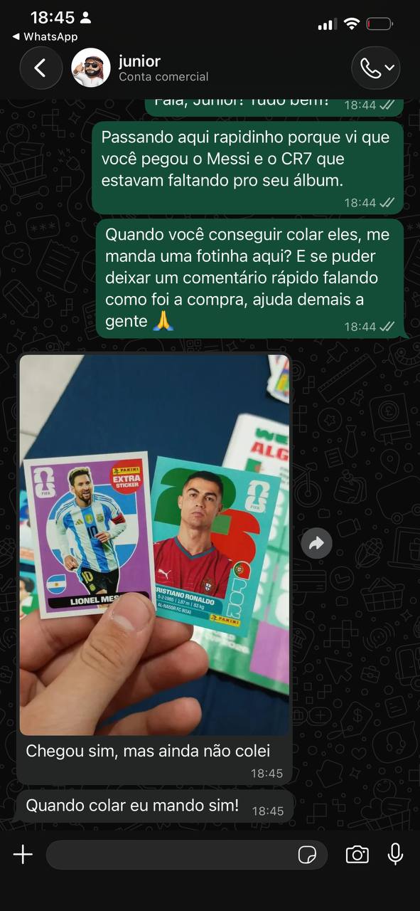 Print de WhatsApp do Junior mostrando as figurinhas extras do Messi e do Cristiano Ronaldo